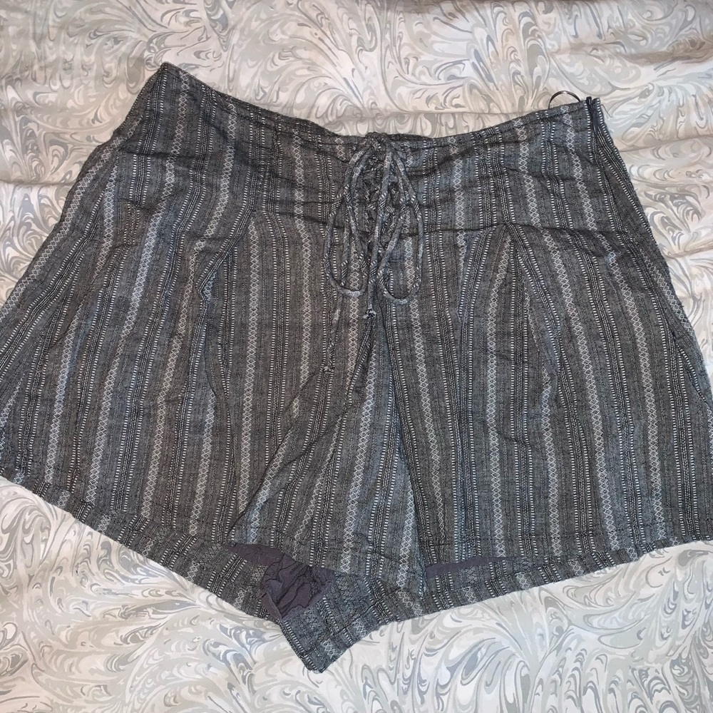 Flowy printed shorts - Picture 2 of 2